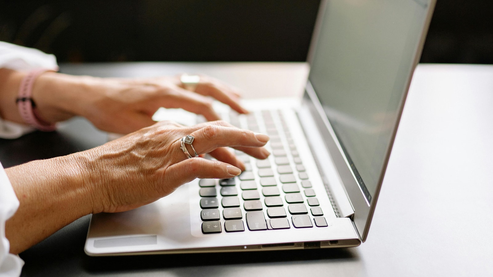 Hænder på laptop tastetur