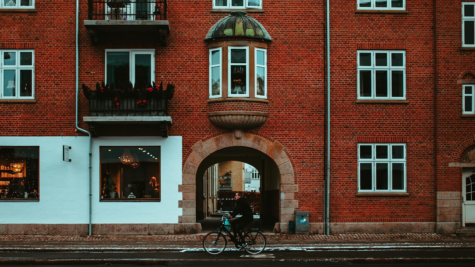 Man cykler i byen