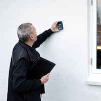 Energikonsulent tjekker mur