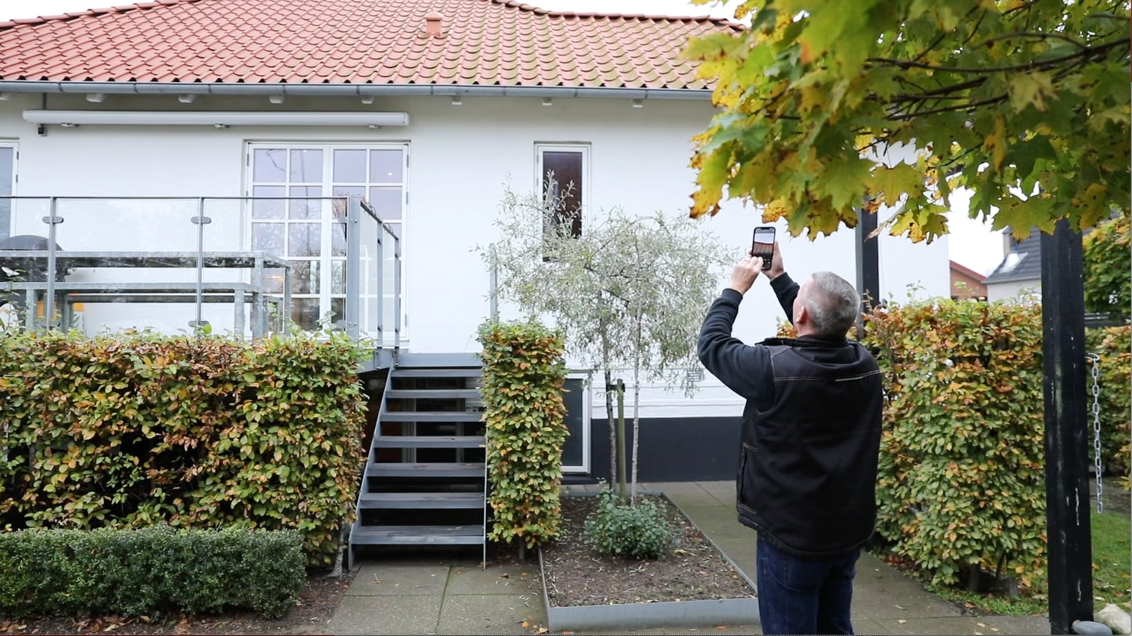 Energikonsulent tjekker hus