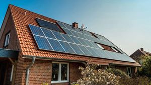 Rødt murstenshus med solceller