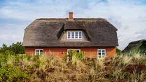 Rødt murstens sommerhus ved vesterhavet