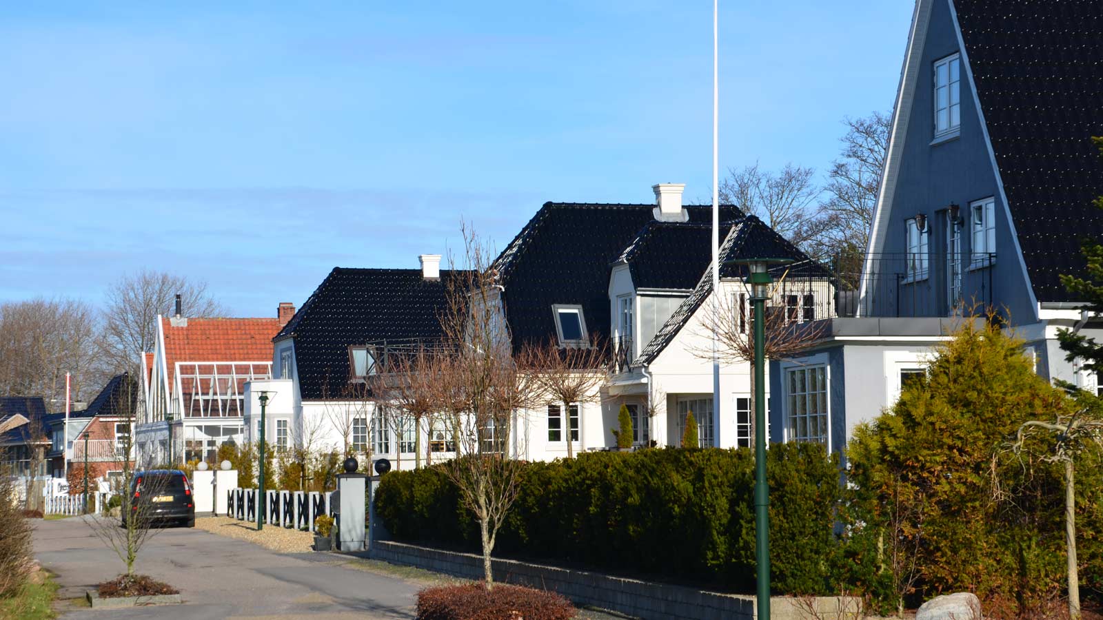 Villavej med hvide huse