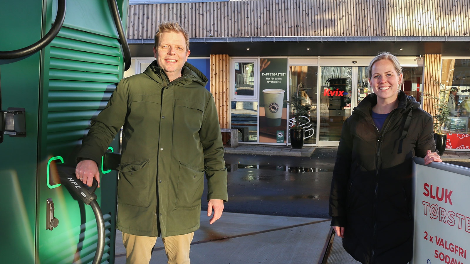 Forpagter Nanna Saugbjerg sammen med ejer Claus Sørensen foran de nye elladestandere fra Clever.