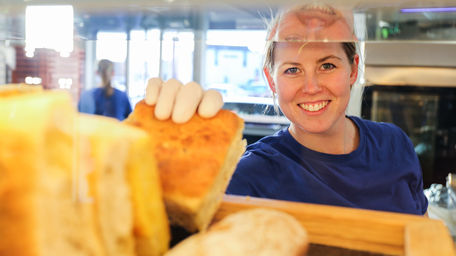 Nanna Saugbjerg ved sandwichdisken på den nye Kvix station