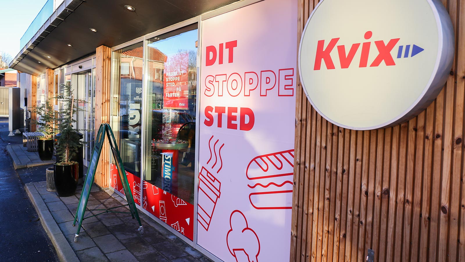 Den nye tankstation er opgraderet med større menu og hyggelig stemning
