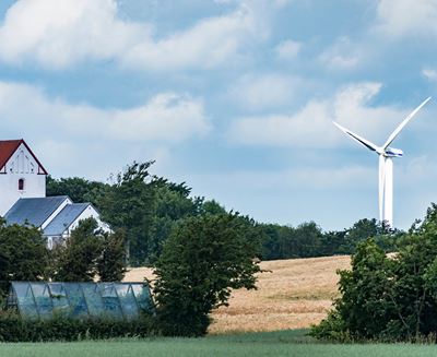 Vindmølle på mark ved kirke