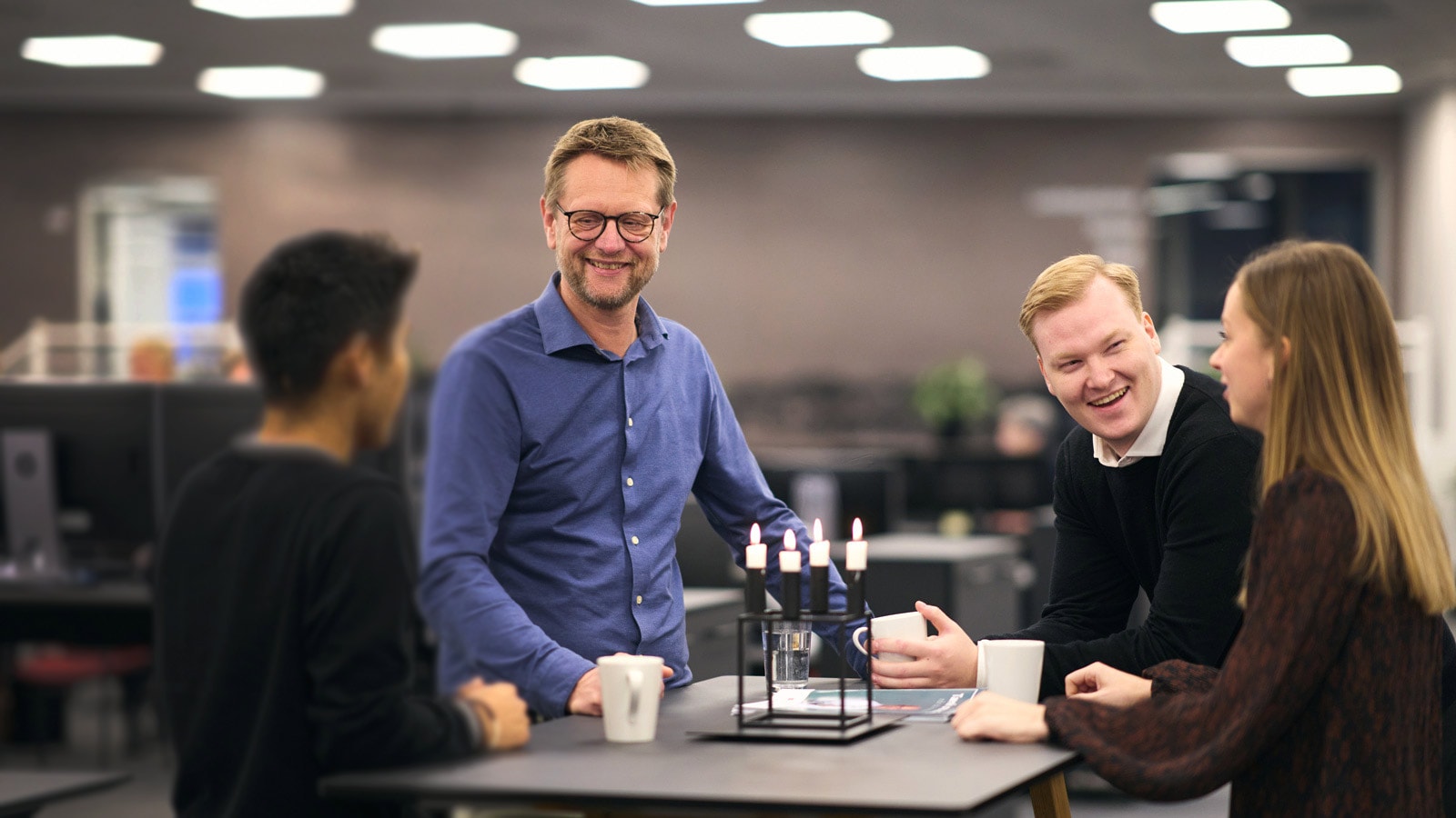 Elever samlet omring en rådgiver
