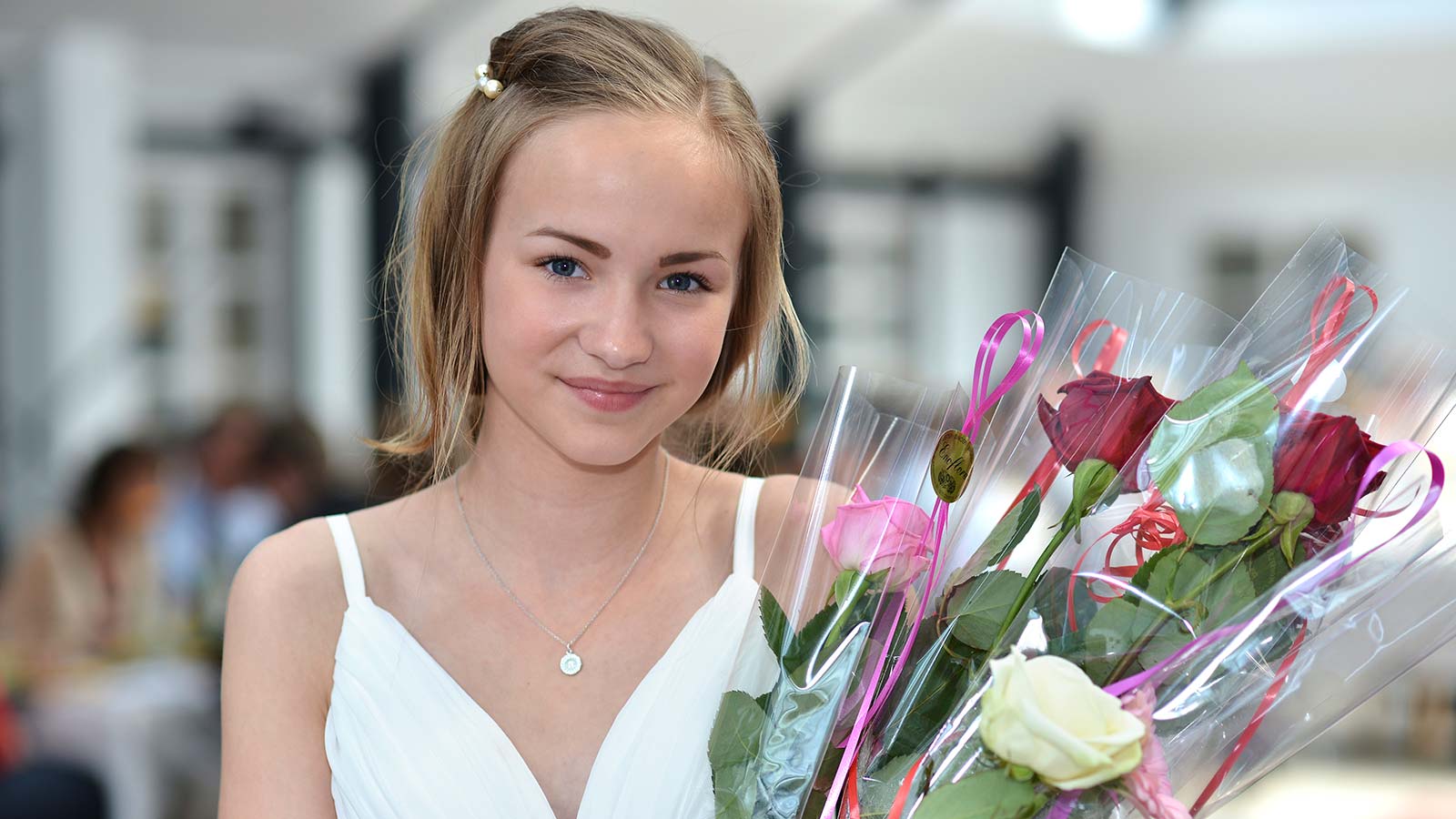 Konfirmand med blomster