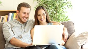 Investeringskonto FRI webinar Par i sofa med computer