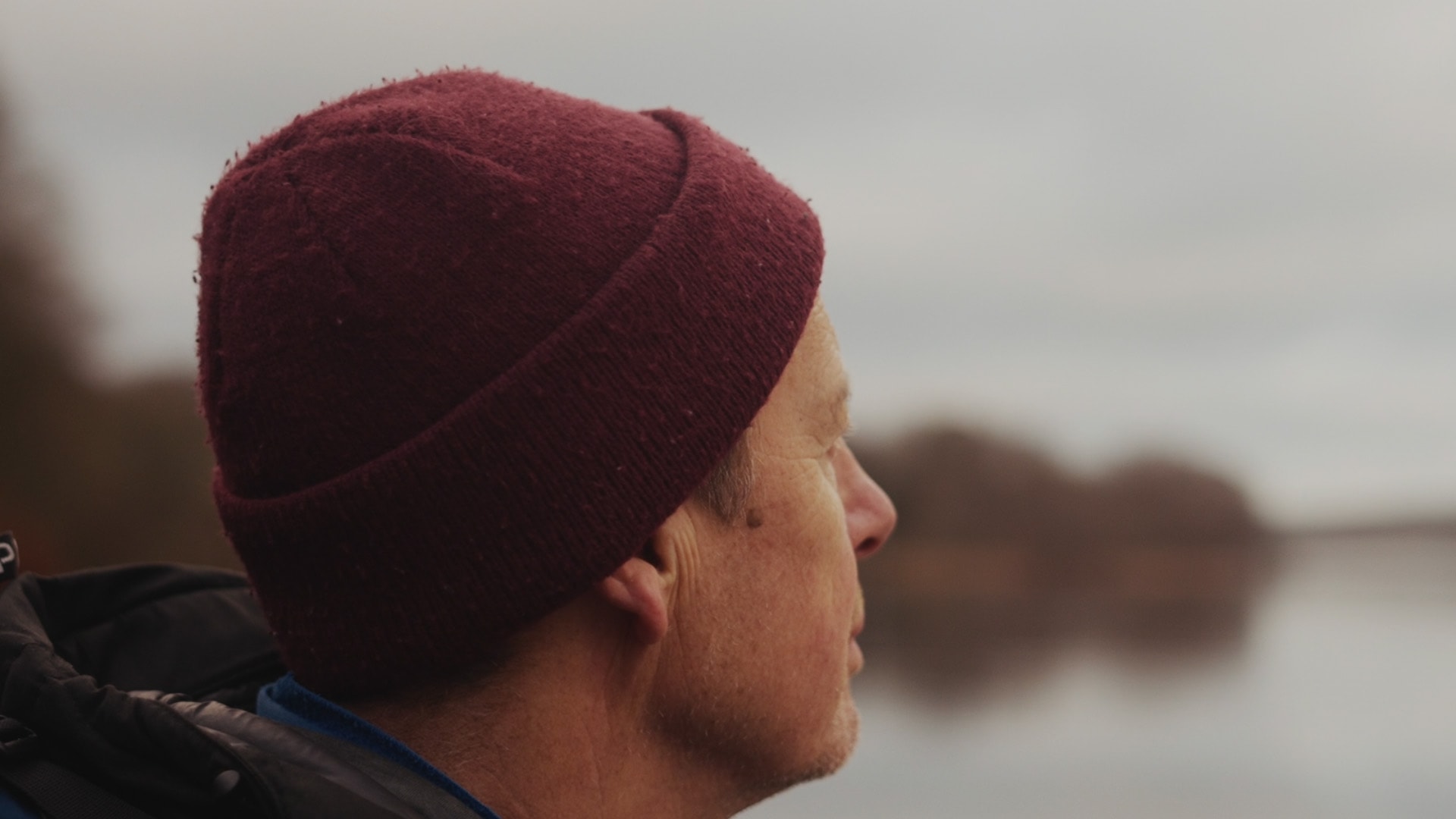 Mand spejder udover vandet