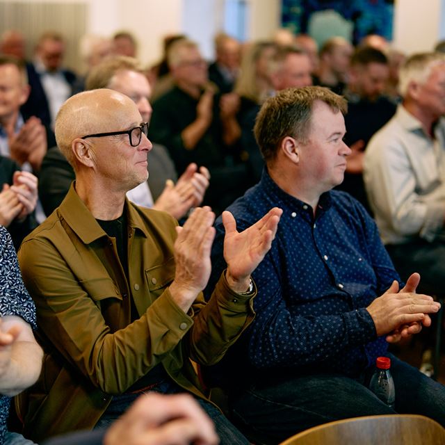 Repræsentantskabsmedlemmer klapper efter oplæg til repræsentantskabsmøde i Sparekassen Thy