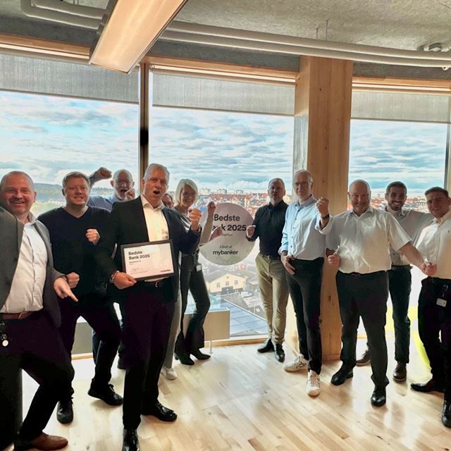 Medarbejderne i Aarhus viser stolt trofæet frem efter kåringen som byens bedste bank af Mybanker 2025