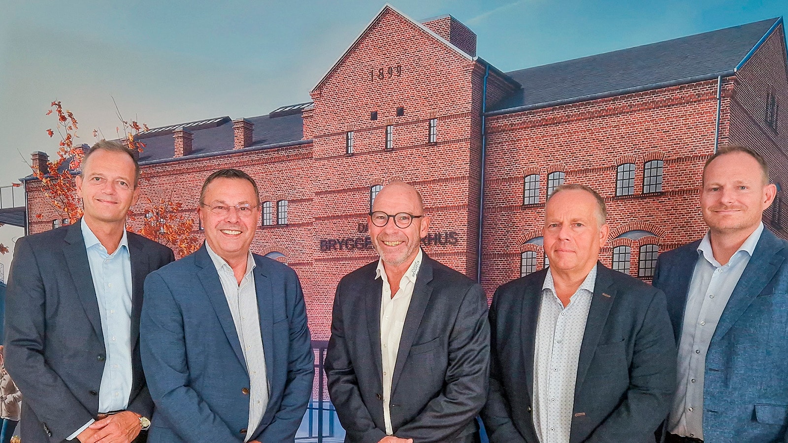 Direktørerne for Sparekassen Thy, Thy-Mors Energi, Thisted Bryghus og Thisted Forsikring foran en visualisering af det nye Bryggekulturens Hus