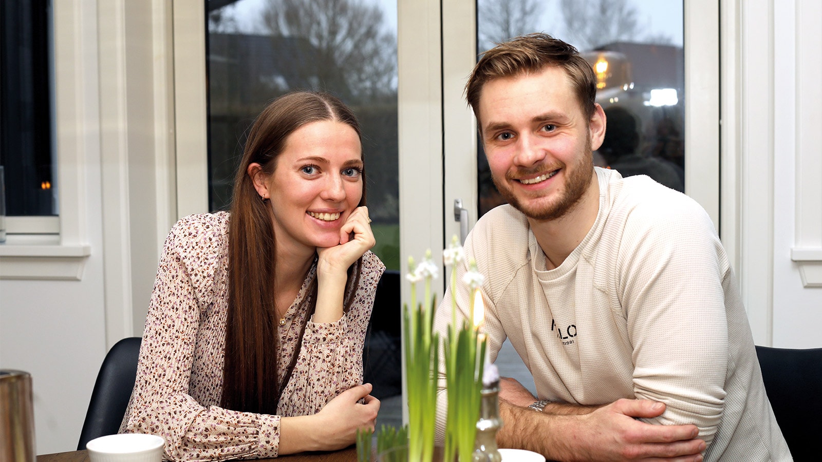 Førstegangskøbere Lasse og Josephine sidder foran spisebordet