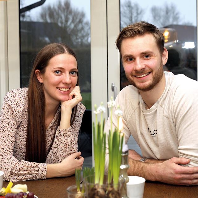 Lasse og Jospehine sidder ved spisebordet