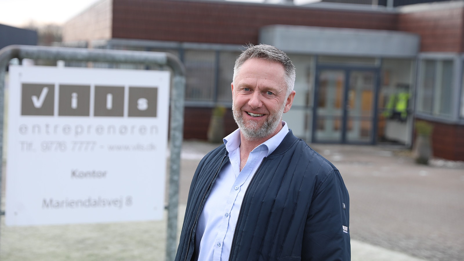 Søren Glintborg fra Vils Entreprenørforretning Søren Glintborg fra Vils Entreprenørforretning står foran indgangen til virksomhedens afdeling i Viborg