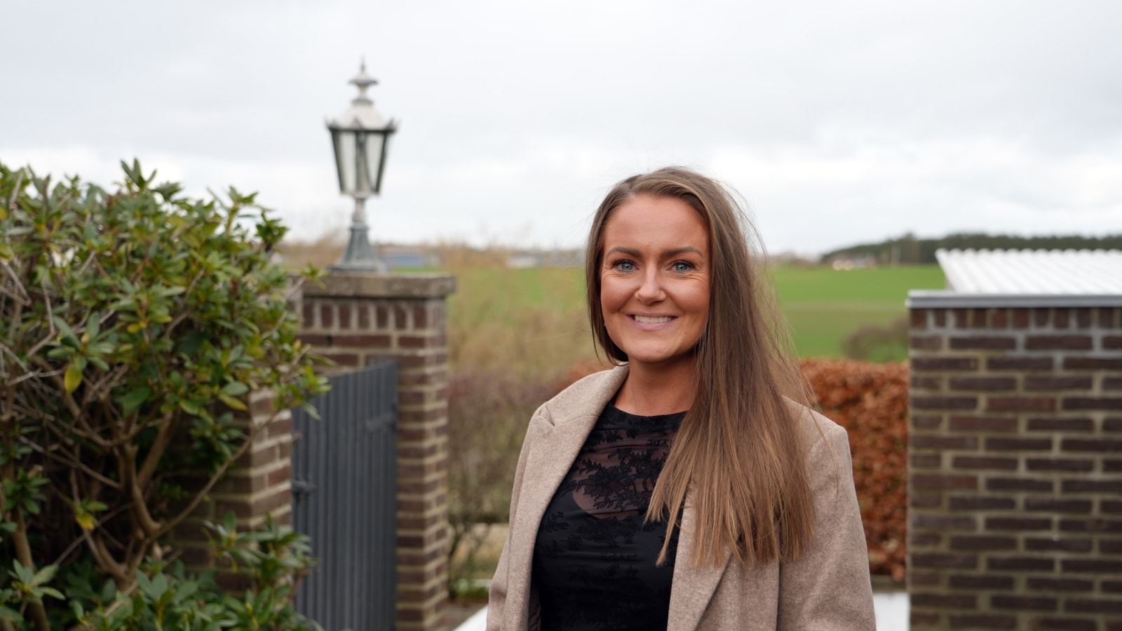Sofie Knudsen Thomsen fotograferet foran sit hjem
