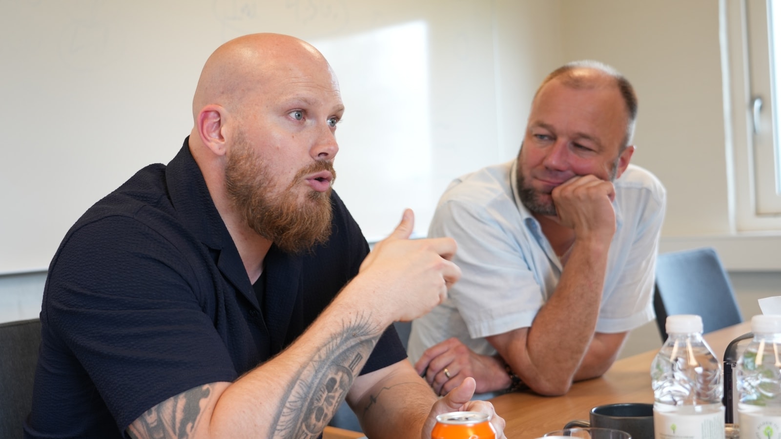 Bjarke Green Pedersen og Regin Iversen til et arbejdsmøde