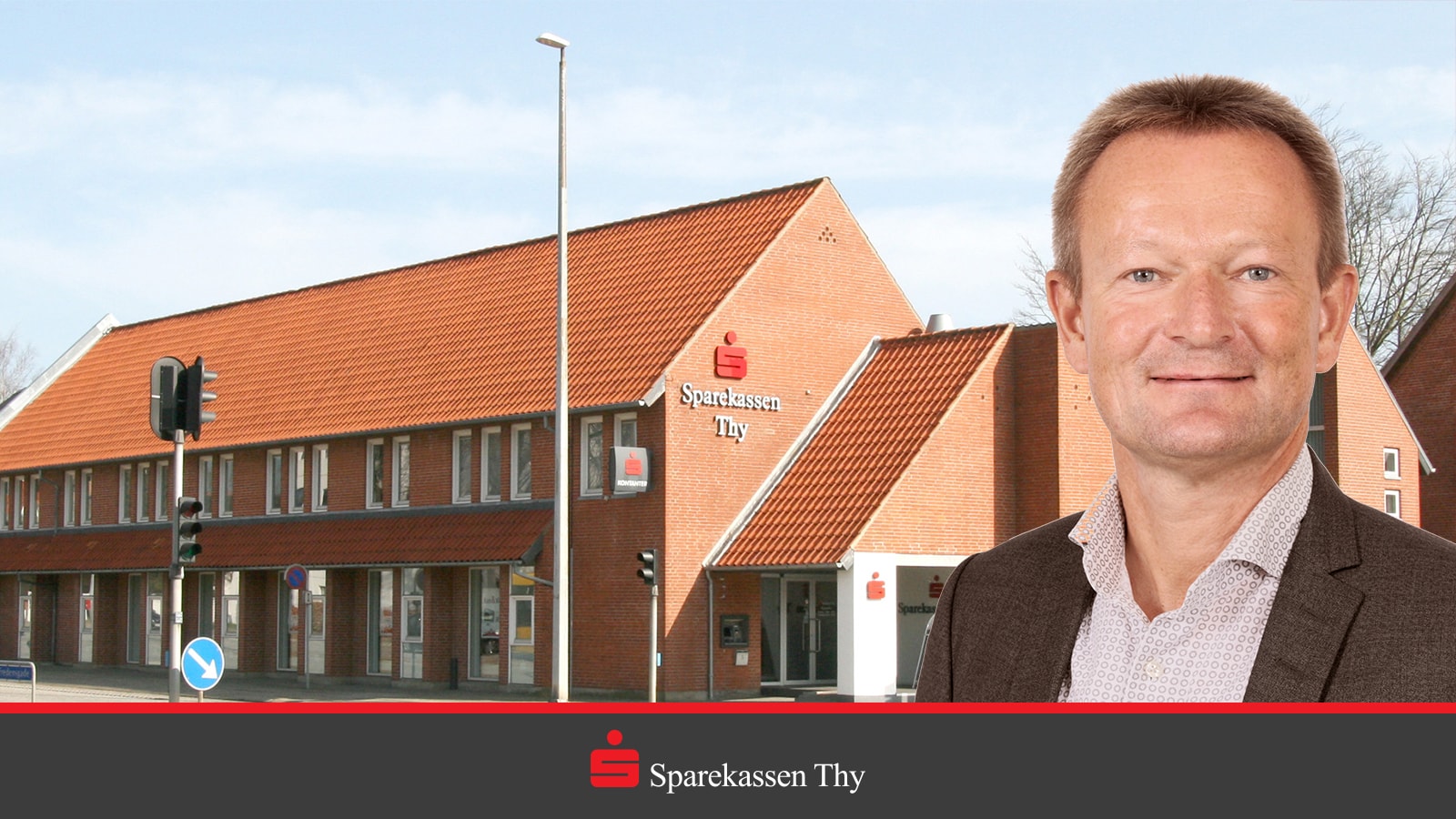 Afdelingsdirektør Herning Peter Bækkelund Rasmussen foran filialen