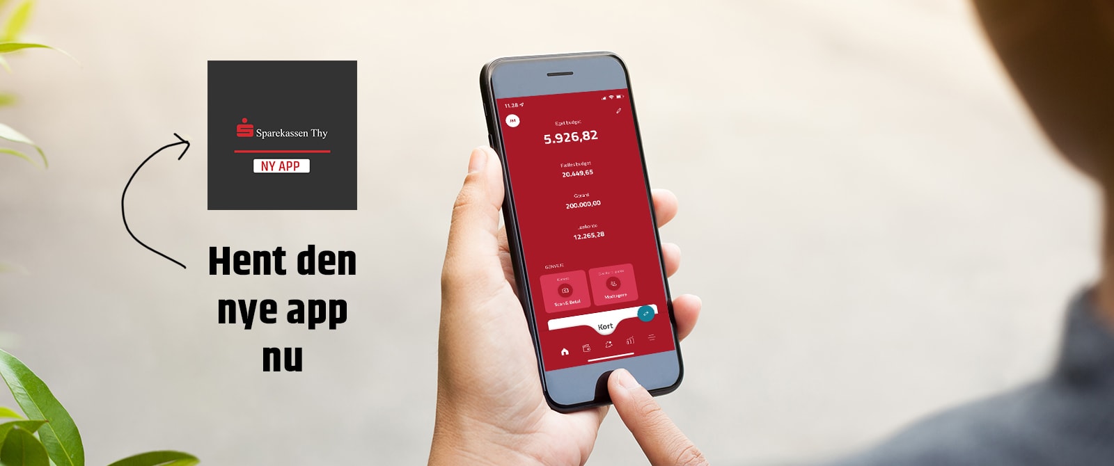 Hånd der holder mobil med Sparekassen Thy app
