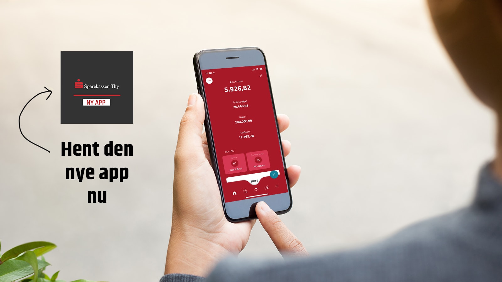 Hånd der holder mobil med Sparekassen Thy app