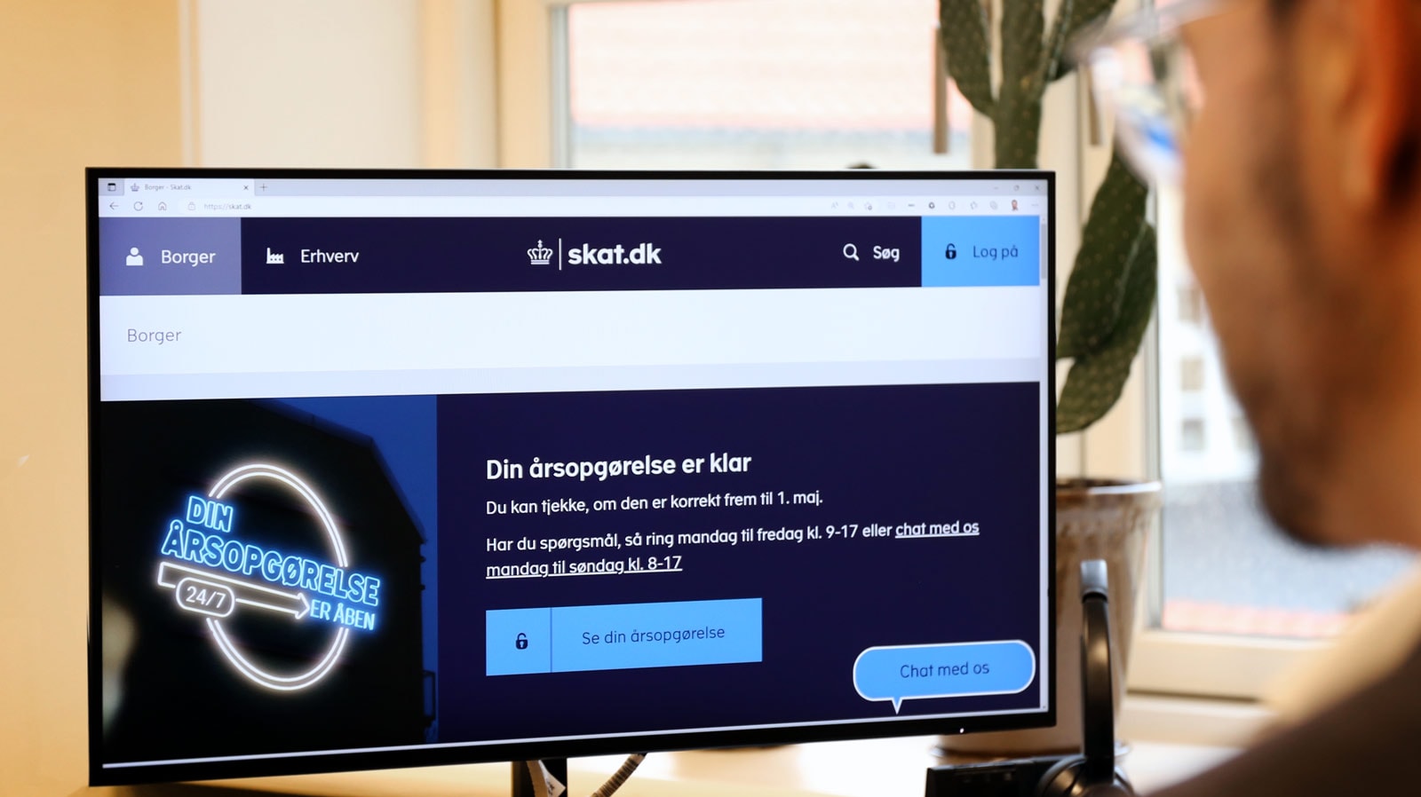 Mand kigger på SKATs hjemmeside