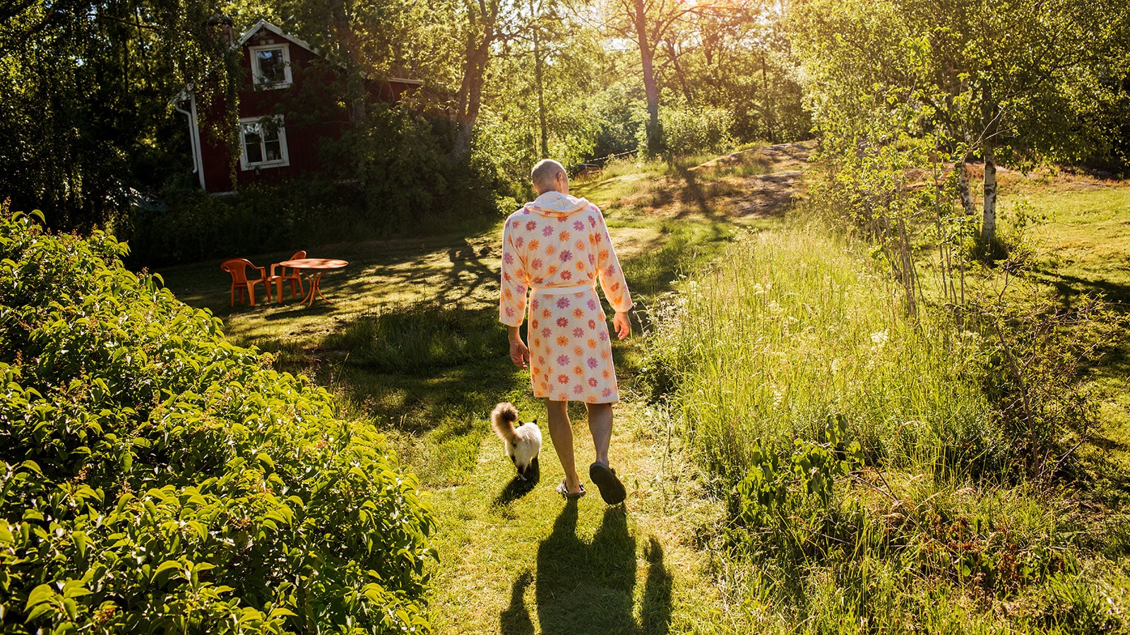 Sommerhus, mand i morgenkåbe