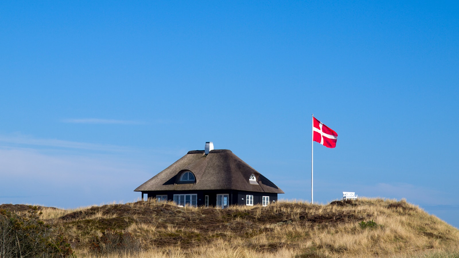 Sommerhus, flag, blå himmel, klitter