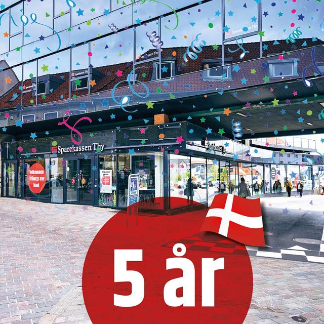 Facaden fra Vestergade 2 i Viborg med grafisk fødselsdagsillustration ovenpå