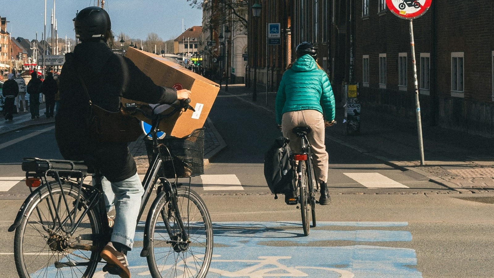 Unge cykler i trafik